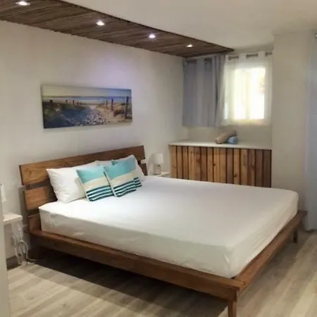 Holiday Surf Lodge
